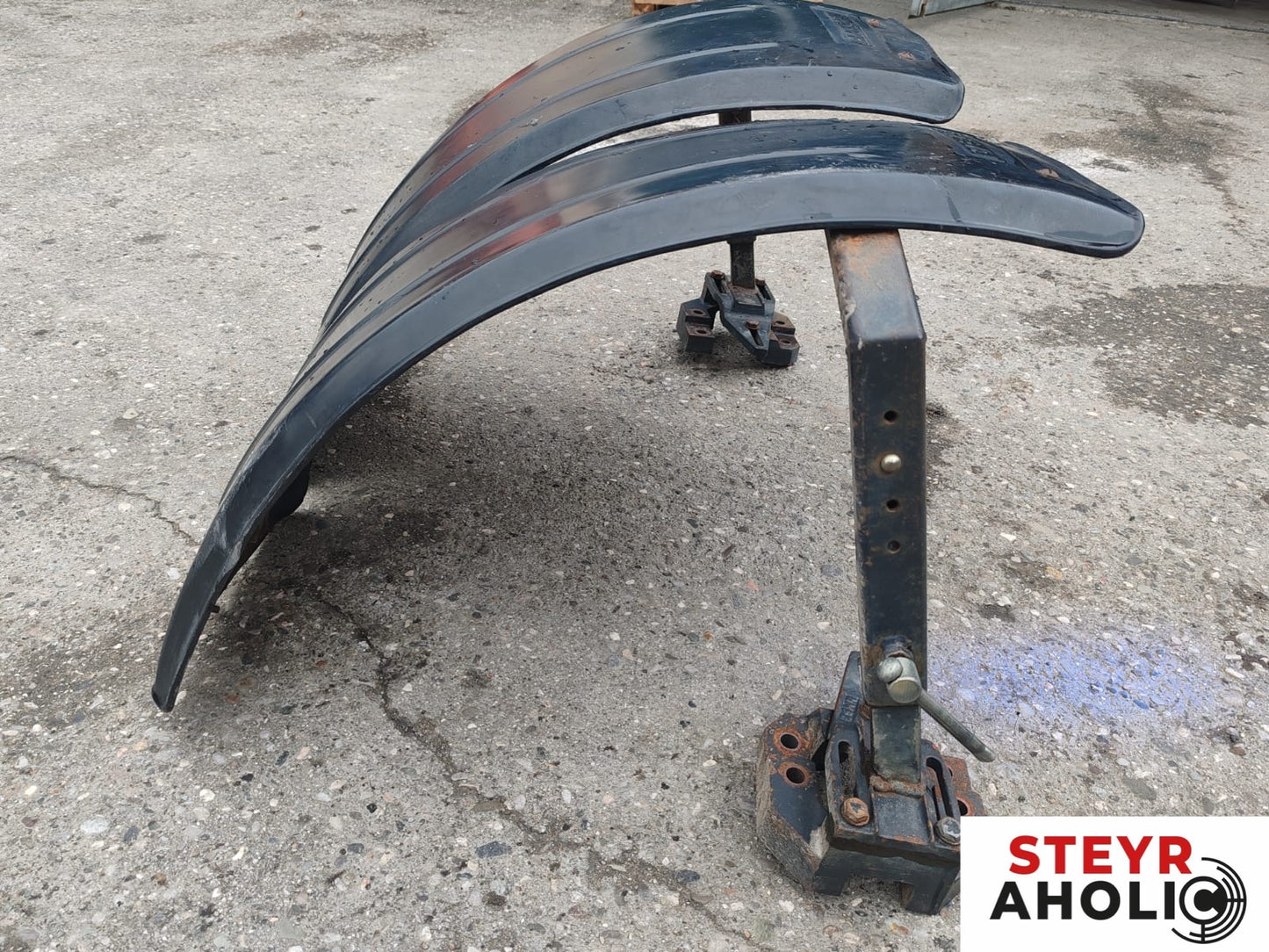 Kotflügelhalter + STEYR Kotflügel 1-34-623-076