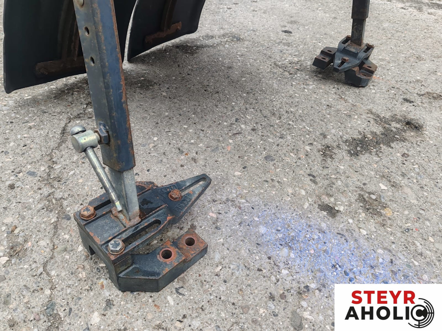 Kotflügelhalter + STEYR Kotflügel 1-34-623-076