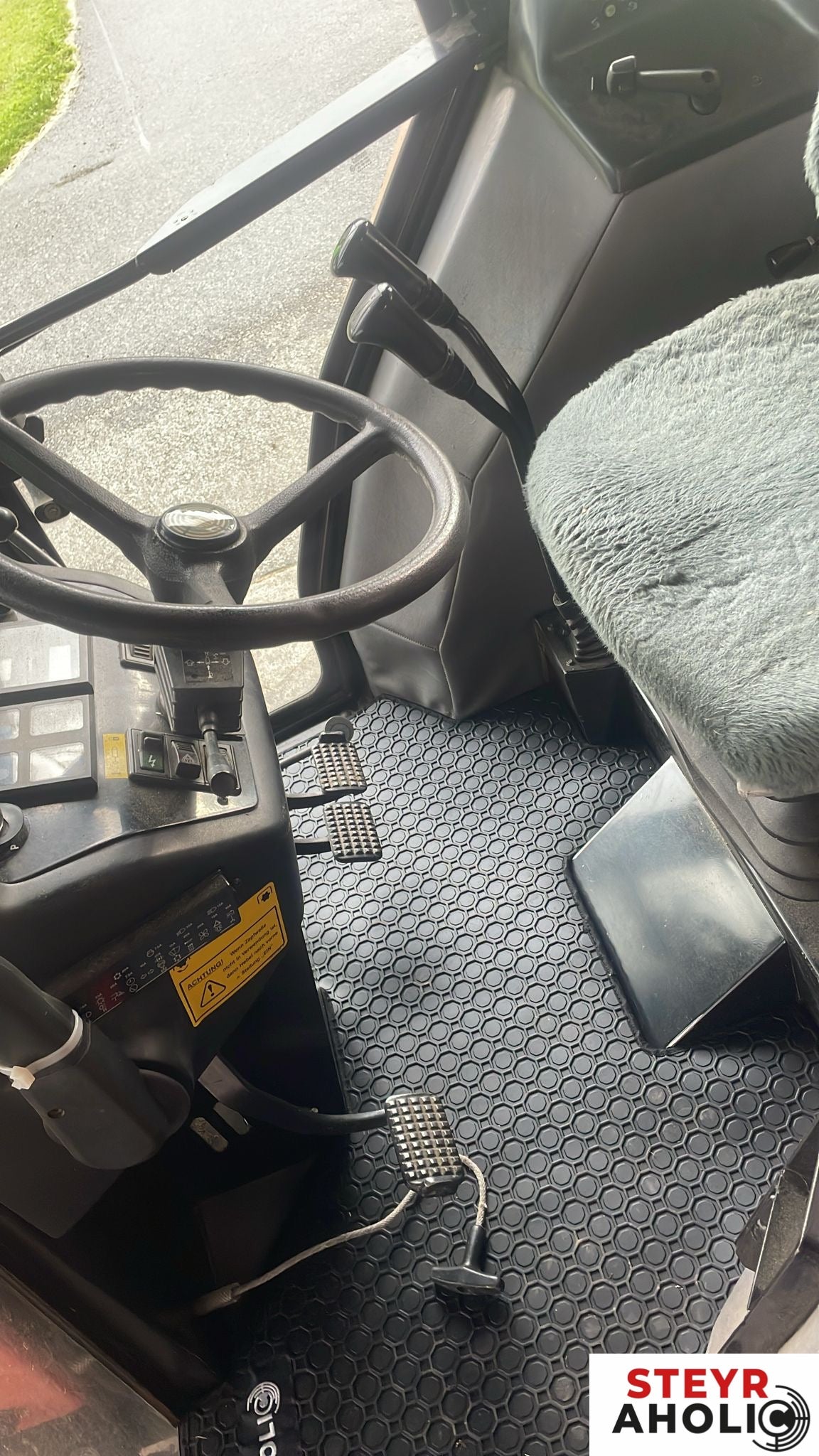 Hochwertige Gummimatte / Bodenmatte passend zu Steyr 948 - 975