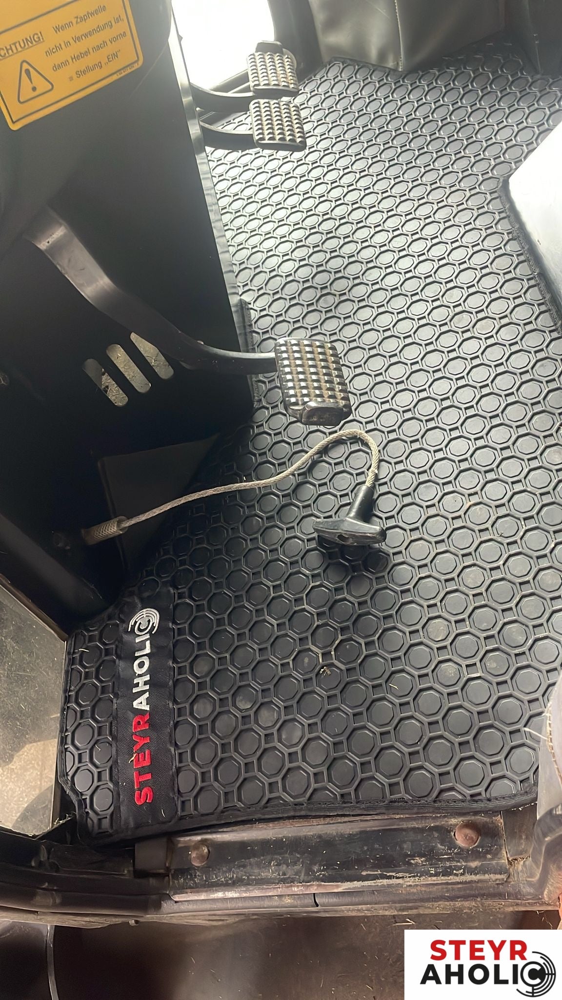 Hochwertige Gummimatte / Bodenmatte passend zu Steyr 948 - 975
