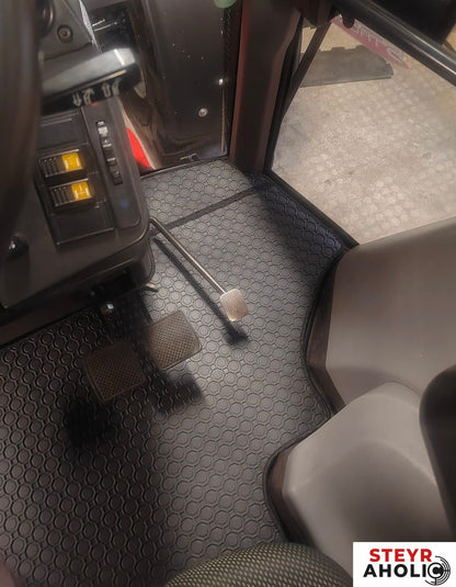 Hochwertige Gummimatte / Bodenmatte passend zu Steyr CVT Tier 3